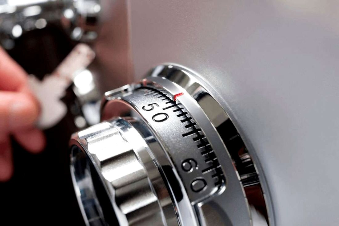 Mechanical combination dial on a safe